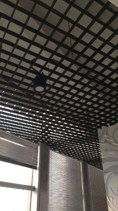 黑色铝扣板-黑色铝扣板颜色有-白色黑色铝扣板吊顶
