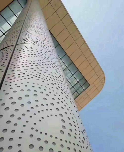 冲孔铝单板选择哪家-铝单板厂家的冲孔铝单板是如何运用的