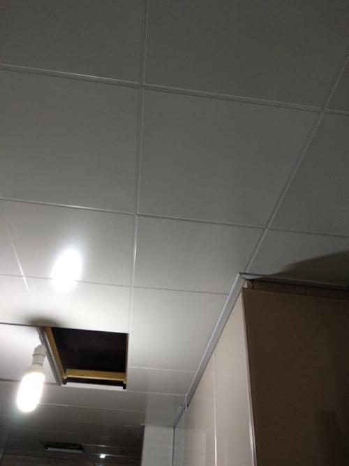 防水铝扣板可以做墙面吗-客厅铝扣板吊顶厂家说客厅顶层隔温你可以这样做
